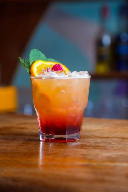 çekici lezzetli içecek, kuru çiçekler, nane ve turuncu bir buket. Natürmort.