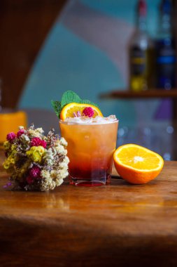 çekici lezzetli içecek, kuru çiçekler, nane ve turuncu bir buket. Natürmort.