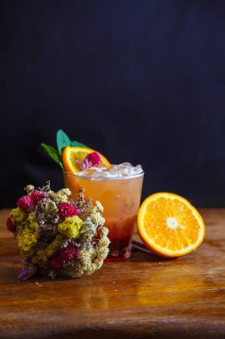 çekici lezzetli içecek, kuru çiçekler, nane ve turuncu bir buket. Natürmort.