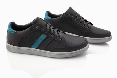 Beyaz arka planda siyah erkek ayakkabıları.