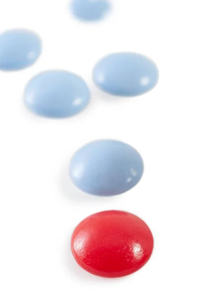 Pilules Bleues Rouges Sur Fond Blanc — Photo