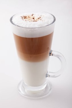 Beyaz arka planda bir fincan sıcak latte.