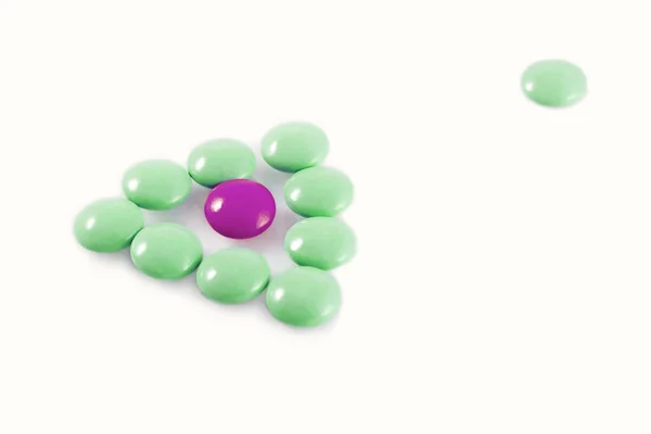 Csoport Lila Zöld Tabletták Fehér Háttér — Stock Fotó