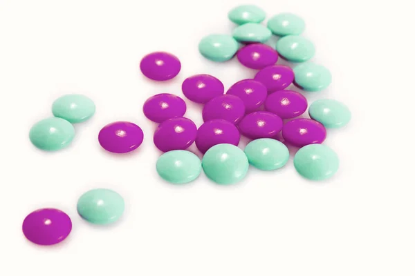 Группа Фиолетовых Зеленых Таблеток Белом Фоне — стоковое фото