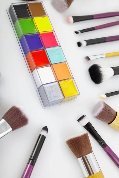 Make Pinsel Und Kosmetik Auf Weißem Hintergrund — Stockfoto