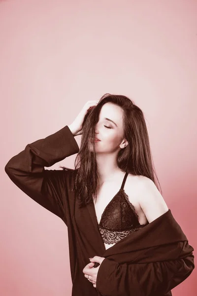 Портрет Привабливої Сексуальної Дівчини Ніжно Рожевому Тлі — стокове фото