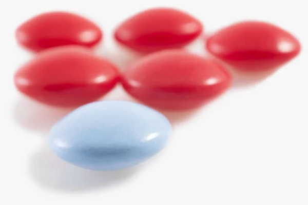 Blaue Und Rote Pillen Auf Weißem Hintergrund — Stockfoto