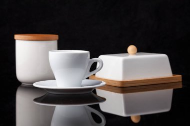 Siyah bir arka planda porselen ve ahşap kaplar..