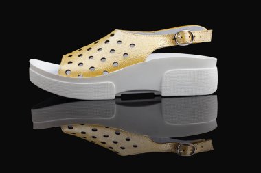 Sarı, şık, rahat, siyah arka planda kadın sandaletleri