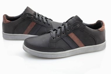 Beyaz arka planda siyah erkek ayakkabıları.