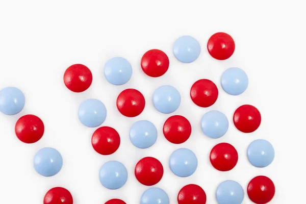 Blaue Und Rote Pillen Auf Weißem Hintergrund — Stockfoto