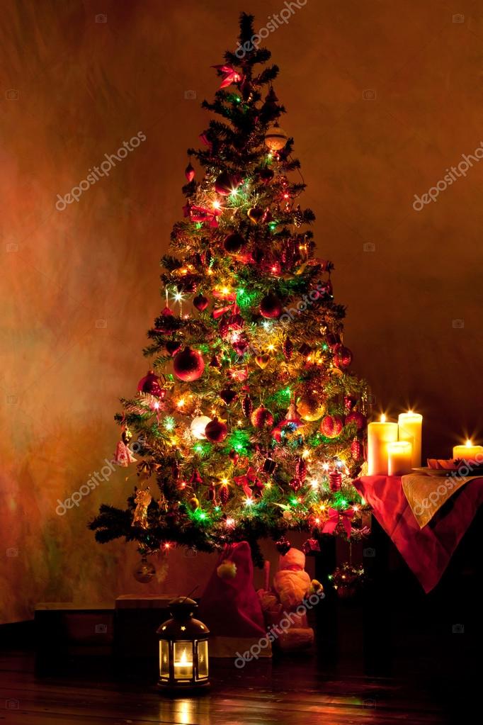 verlichte kerstboom in woonkamer — Stockfoto © pashapixel #50009395 verlichte kerstboom in woonkamer — Stockfoto © pashapixel #50009395