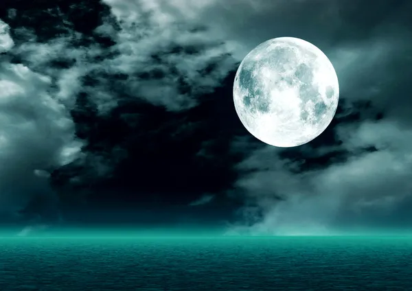 Dolunay suya yansıyor.