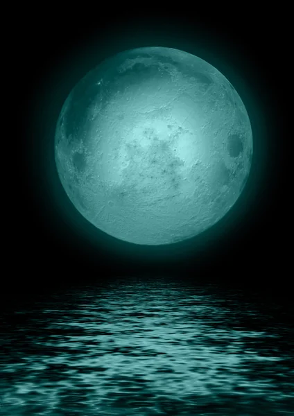 Full moon reflected in water — Stock Photo, Image