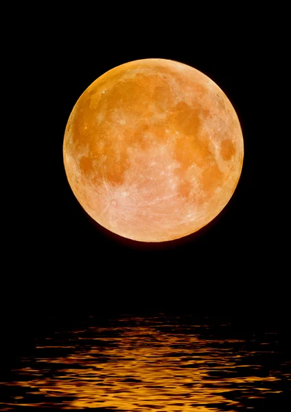 Lua cheia refletida na água — Fotografia de Stock