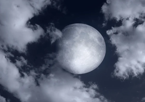 Luna llena en las nubes — Foto de Stock