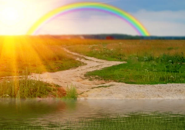 Arco-íris o sol e uma grama — Fotografia de Stock