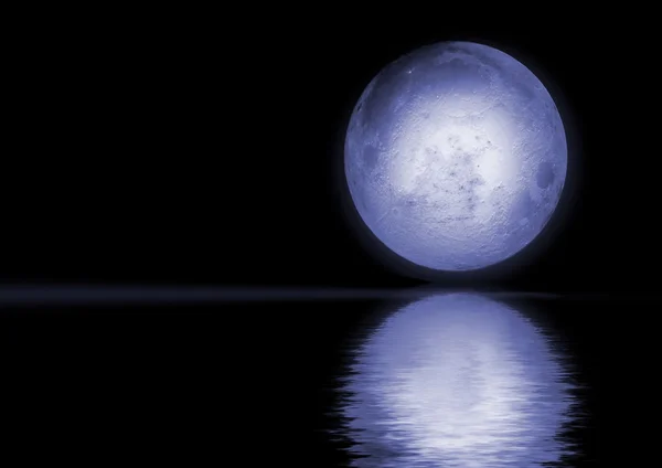 Luna llena reflejada en el agua — Foto de Stock