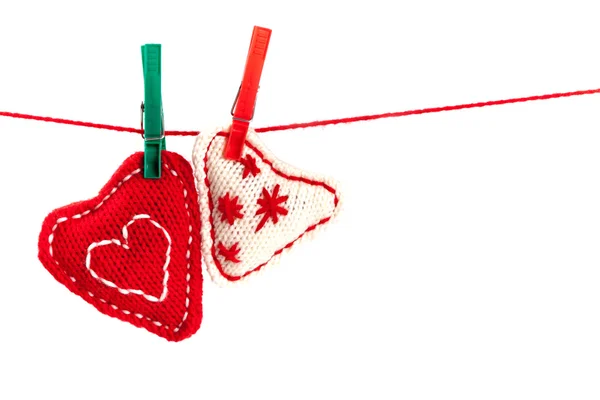 Deux coeurs tricotés sur une corde rouge Photos De Stock Libres De Droits