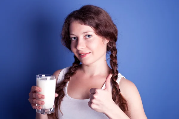 Vrouw genieten van een glas melk — Stockfoto