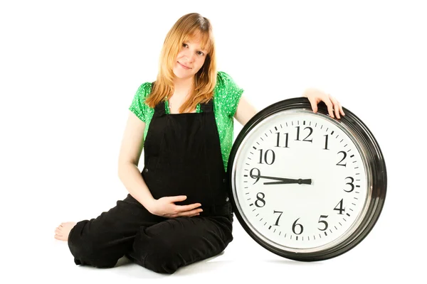 Femme enceinte avec une horloge — Photo