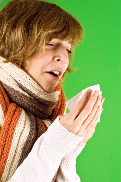Chica fría estornuda —  Fotos de Stock