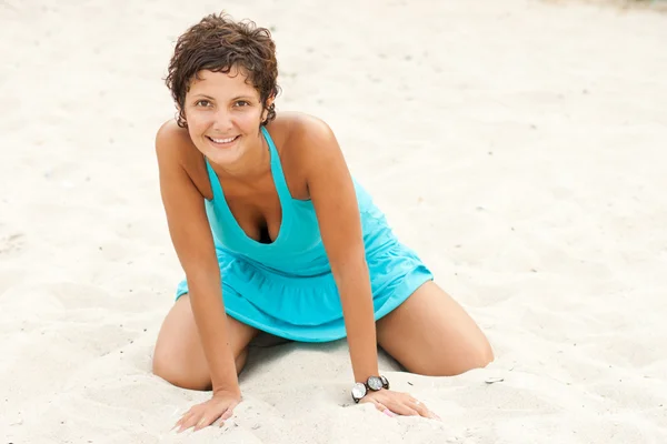 青、砂の上に座っている女性 — ストック写真