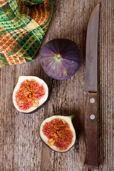 Fresh figs, knife and towel — Stock Photo, Image