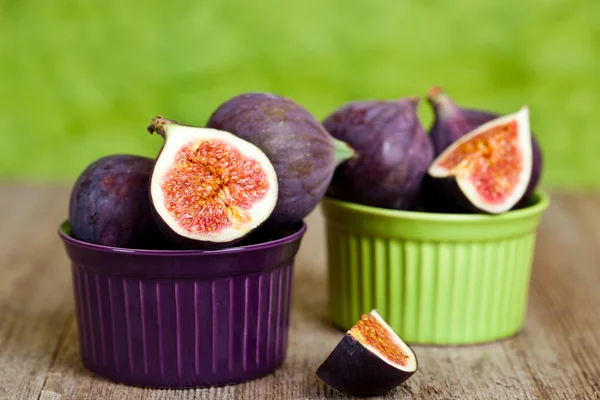 Fresh figs in two bowls — Stock Photo, Image