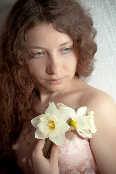 Kvinna med narcissus — Stockfoto