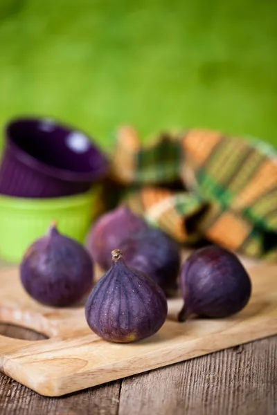 Figues fraîches sur table rustique en bois — Photo