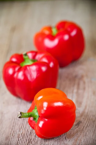 Drei rote Paprika — Stockfoto