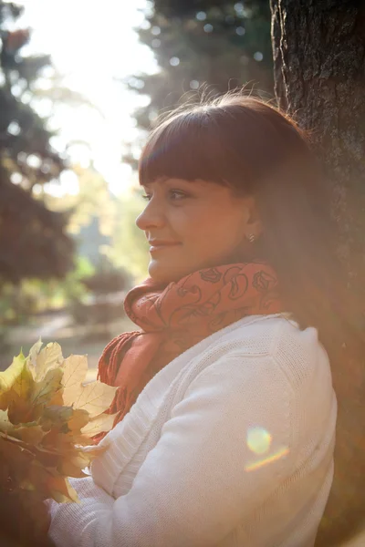 Hübsche Frau im Herbstpark — Stockfoto