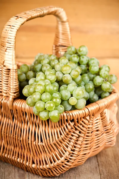 Basket with fresh green grapes — Stock Photo, Image