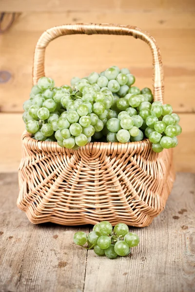 Basket with fresh green grapes — Stock Photo, Image