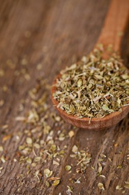 tahta kaşık içinde Kuru kekik
