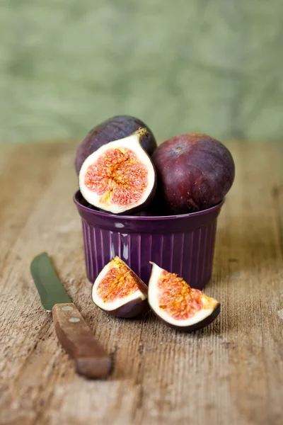 Bowl with fresh figs and old knife — Stock Photo, Image