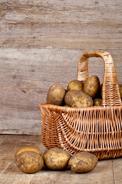 Basket with fresh potatoes — Stock Photo, Image