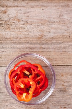 ahşap masa üzerinde bir kaseye karabiber