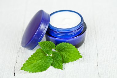 krema ile yaprak yeşil