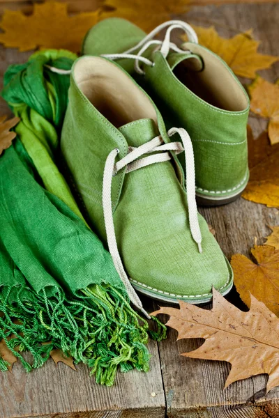 Zelené kožené boty, šátek a žluté listy — Stock fotografie