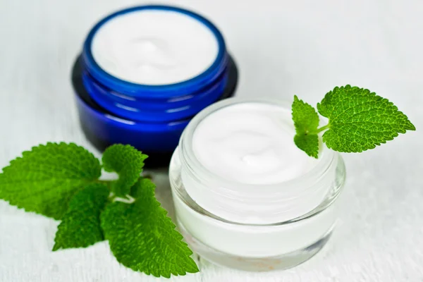 Face cream in jars with urtica — Stock Photo, Image