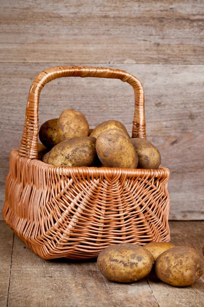 Basket with fresh potatoes — Stock Photo, Image
