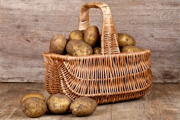 Basket with fresh potatoes — Stock Photo, Image