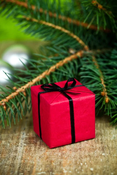 Weihnachtsschmuck und Tannenbaum — Stockfoto