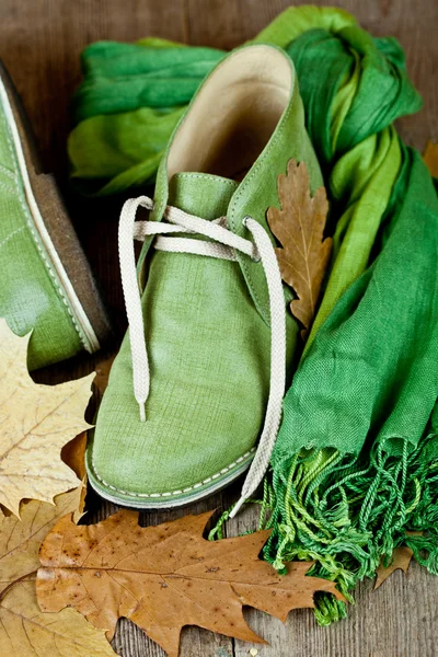 Botas, cachecol e folhas amarelas — Fotografia de Stock