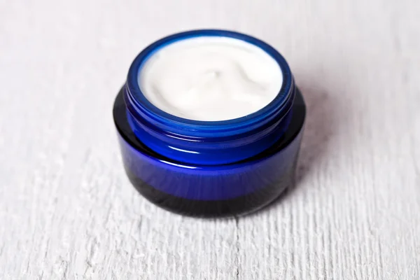 Face cream in blue jar — Stock Photo, Image