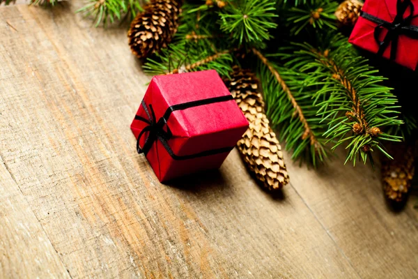 Abeto de Natal com pinhas e decorações — Fotografia de Stock