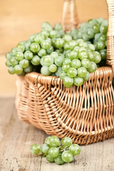 Basket with fresh green grapes — Stock Photo, Image