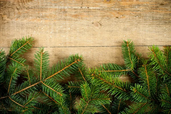 Abeto de Navidad con piñas, manzanas y decoraciones — Foto de Stock